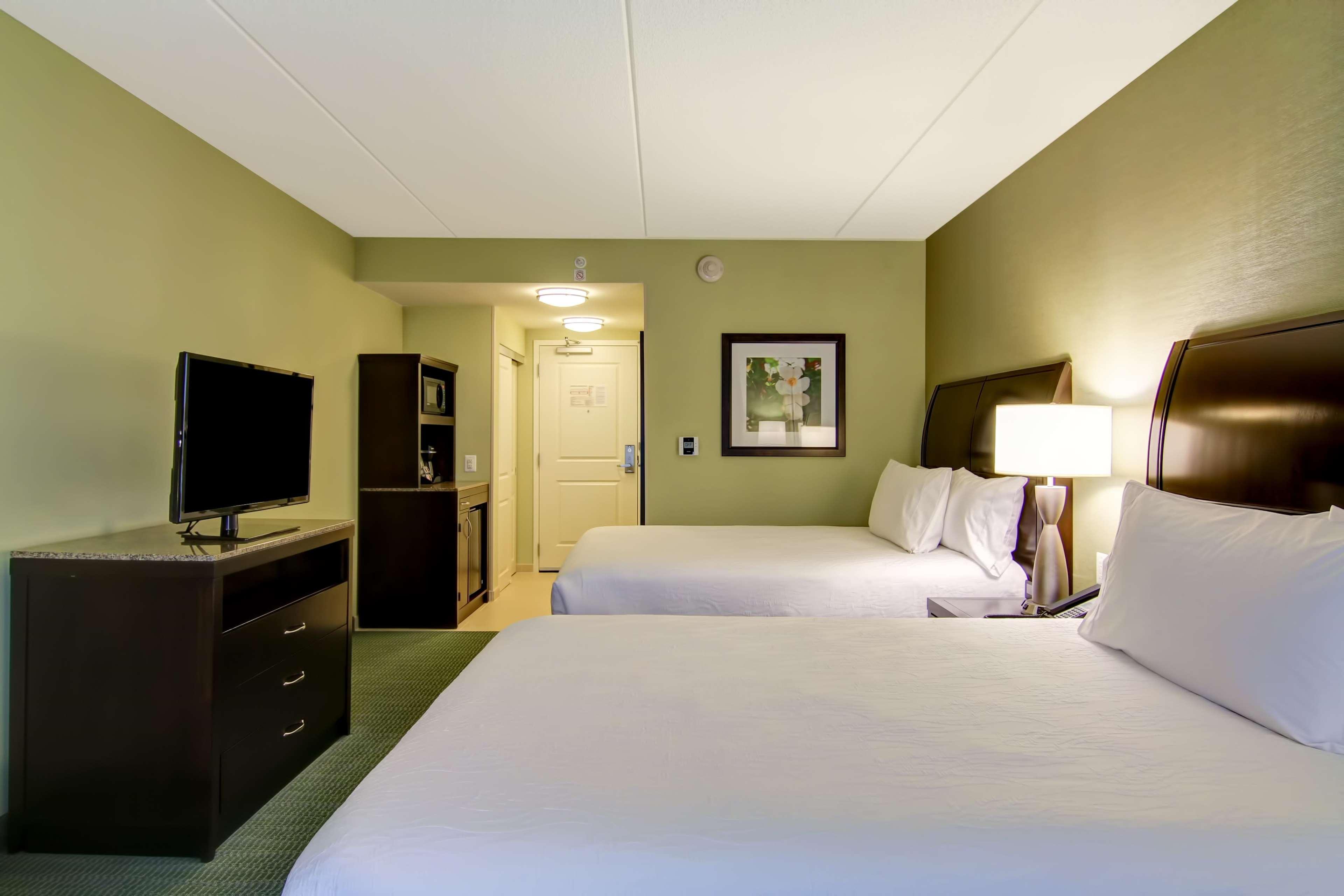 Hilton Garden Inn Woodbridge Exterior foto